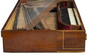 Tampo da mesa onde se pode apreciar o folheado de enquadramento e pormenor do lateral da gaveta/piano. Museu Medeiros e Almeida, FMA 216