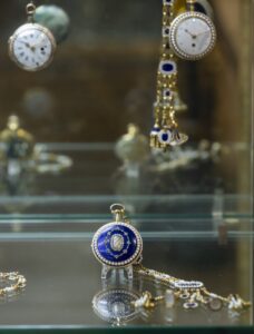 Relógio com châtelaine em exposição. Museu Medeiros e Almeida, março 2024